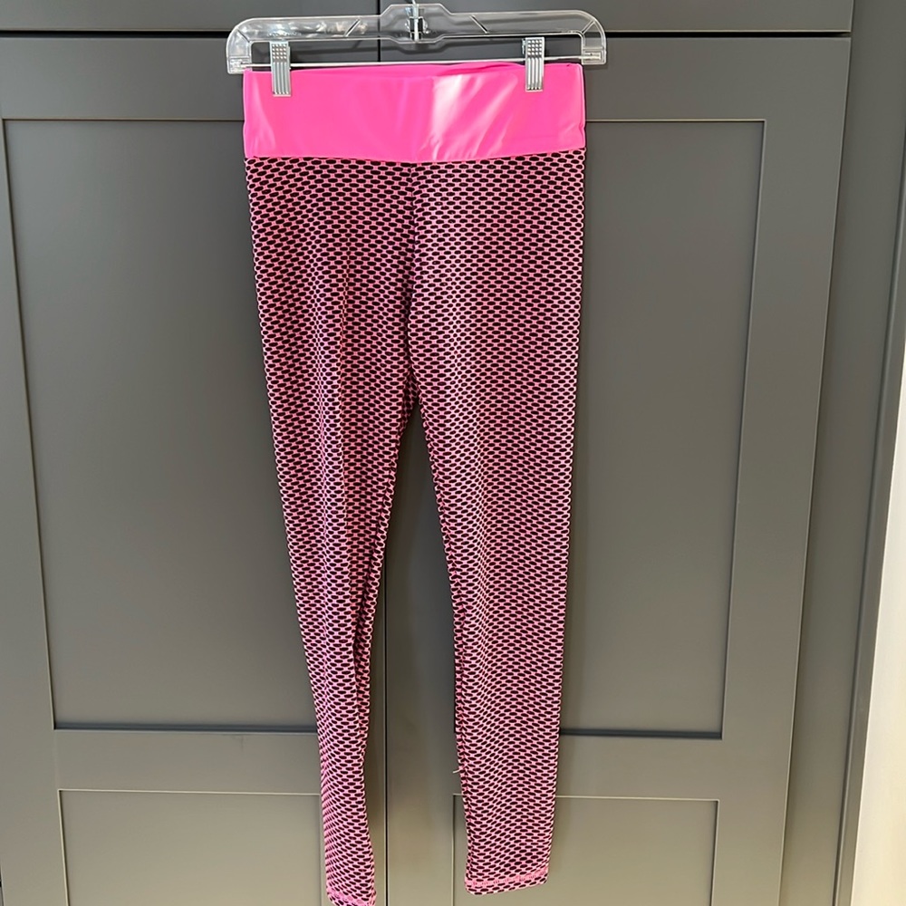 NIB Women’s Sz M Blk/Pink Legging with scrunch butt